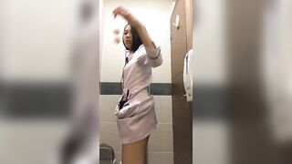 《台灣情侶洩密》飯店美女經理被調教 上班時間B裡塞跳蛋還要拿出來嘗一嘗-2