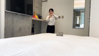 台灣企業女秘書 良家美女酒店約炮 羞澀緊張 脫光後秒變欲女 啪啪表情猙獰 完美內射