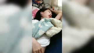 清純美少女被老司機男友調教成小母狗 摳B玩肏女孩又痛又爽的嗲叫 1