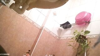 台灣網紅模特兒洗澡偷拍影片曝光外流