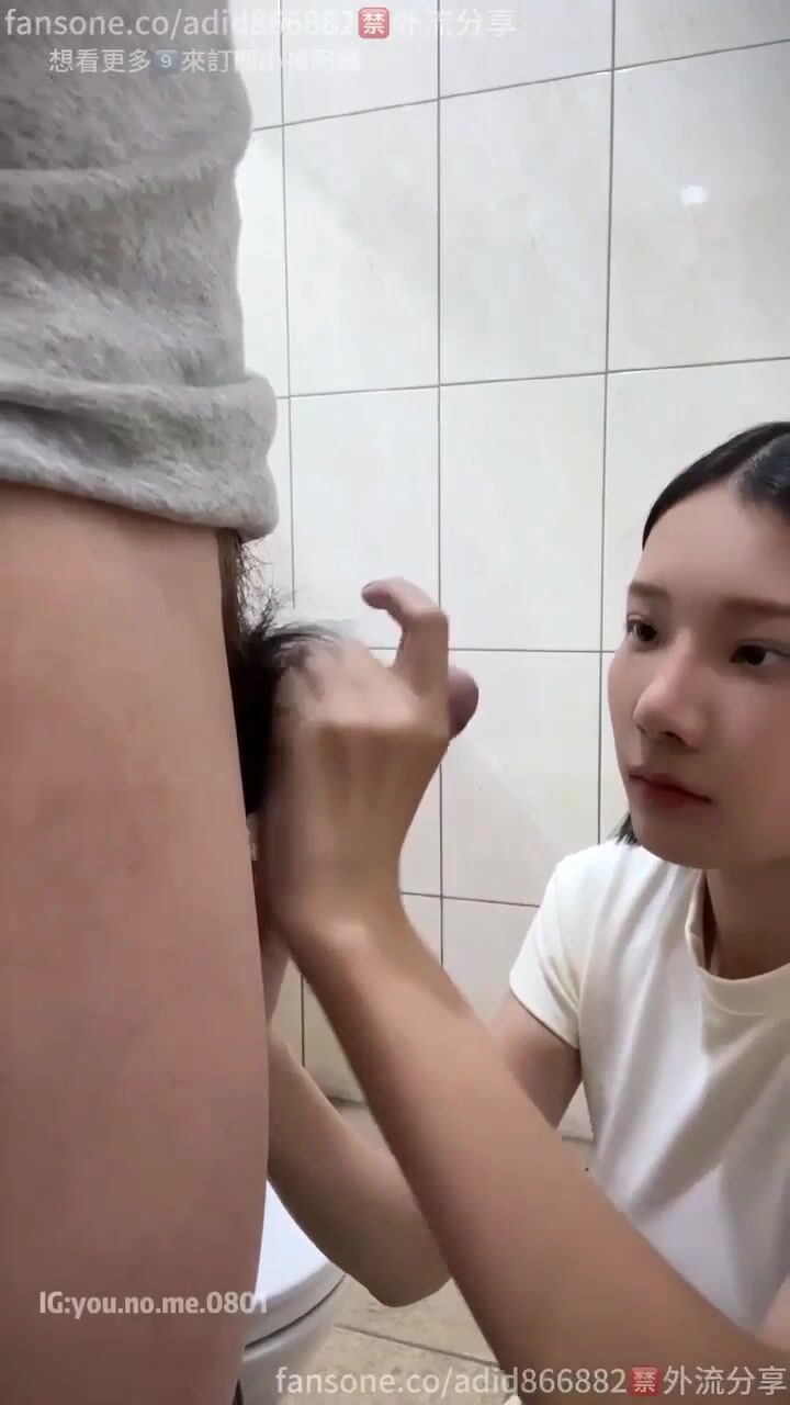 台灣網紅-zhen禎阿姨adid866882 四點全露外流分享-廁所口