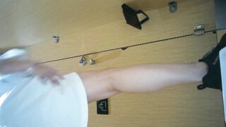 商場女廁全景近距離偷拍 大長腿美女的微毛小黑鮑