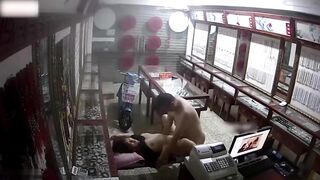 監控偷拍 女店員在電腦上看色情片被發現 老闆順勢拿來長凳狂操