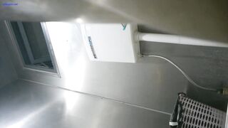 女廁偷拍 女神小姐姐一邊尿尿一邊摳鼻