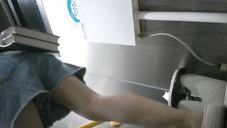 女廁偷拍 女神小姐姐一邊尿尿一邊摳鼻