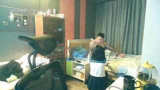 【原創偷拍】短髮蘿莉，特別嫩，做的時候特別害羞，還把臉捂住了