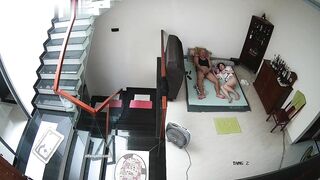 居家攝影機破解 光頭男和漂亮老婆在客廳連幹兩炮