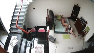 居家攝影機破解 光頭男和漂亮老婆在客廳連幹兩炮