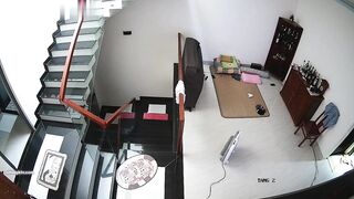 居家攝影機破解 光頭男和漂亮老婆在客廳連幹兩炮