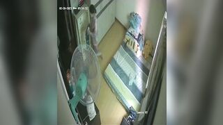 居家攝影機破解 大叔和美嬌妻各種姿勢啪啪