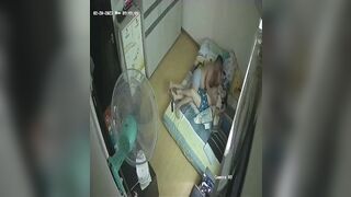 居家攝影機破解 大叔和美嬌妻各種姿勢啪啪