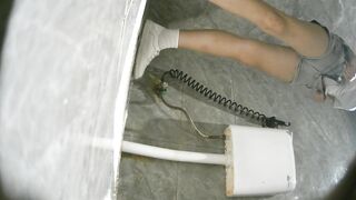 餐廳女廁全景偷拍 漂亮小姐姐的極品美鮑魚