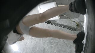 酒吧女廁前景偷拍美女尿尿 多個來兼職的嫩逼學妹