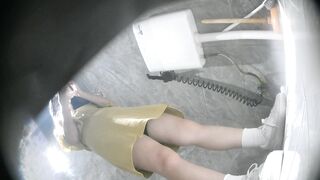 酒吧女廁前景偷拍美女尿尿 多個來兼職的嫩逼學妹