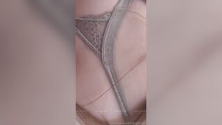 台灣潮妹「kitty2002102」在重慶的餐廳廁所裡面玩耍，店員還在隔壁間上廁所，我們還同時出來哈哈