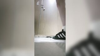 廁拍 酒吧女廁後拍美女尿尿 -12