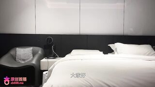 杏吧洪七2-今天約了個剛下班出來兼職的護士女孩，雙腿纖細修長，抱起來一頓爆操，衝刺的時候能明顯感覺到小穴抽搐伸縮
