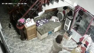 [家庭攝影機偷拍] 喜歡自慰的婆婆與風騷漂亮兒媳1