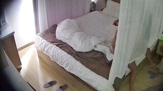 酒店偷拍 逼毛濃密性慾強的反差眼鏡美女 1