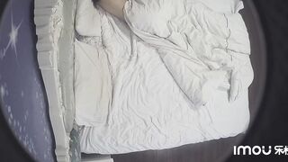 酒店攝影機偷拍 中年大叔和剛剛離異性慾旺盛美女同事連幹了3炮還不滿足